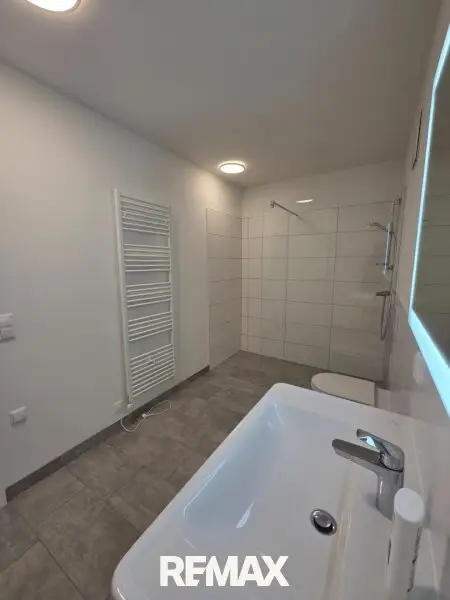 Badezimmer mit Dusche und WC