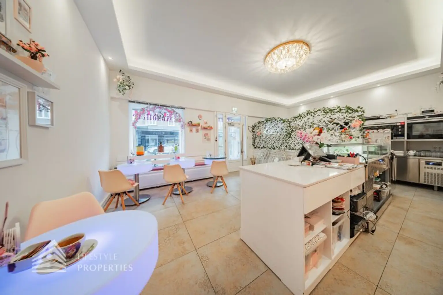 Voll ausgestattetes Café-Konditorei-Lokal – französischer Charme & betriebsbereit in lebendiger Lage