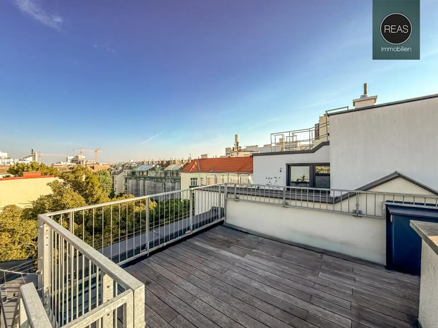 Provisionsfrei: Klimatisierte Dachgeschoss Maisonette mit 2 Terrassen und Kamin nahe Uno City!