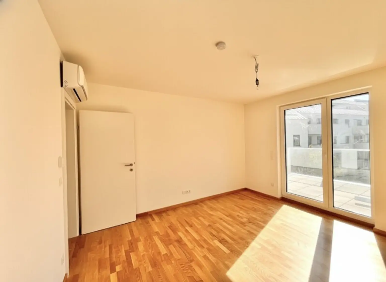 Erstbezug! Neubau-Reihenhaus mit Terrasse, Dachterrasse, Loggien & Garten (auch für Anleger)