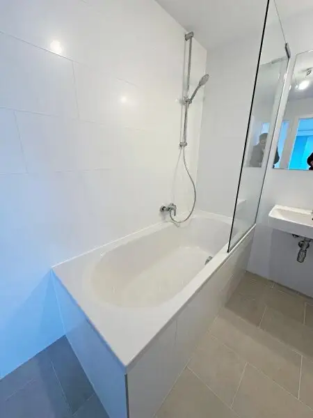 ERSTBEZUG, DACHGESCHOSS, klimatisierte 82 m2 Neubau mit Balkon, Wohnküche, 2 Zimmer, Wannenbad, Parketten, Augarten