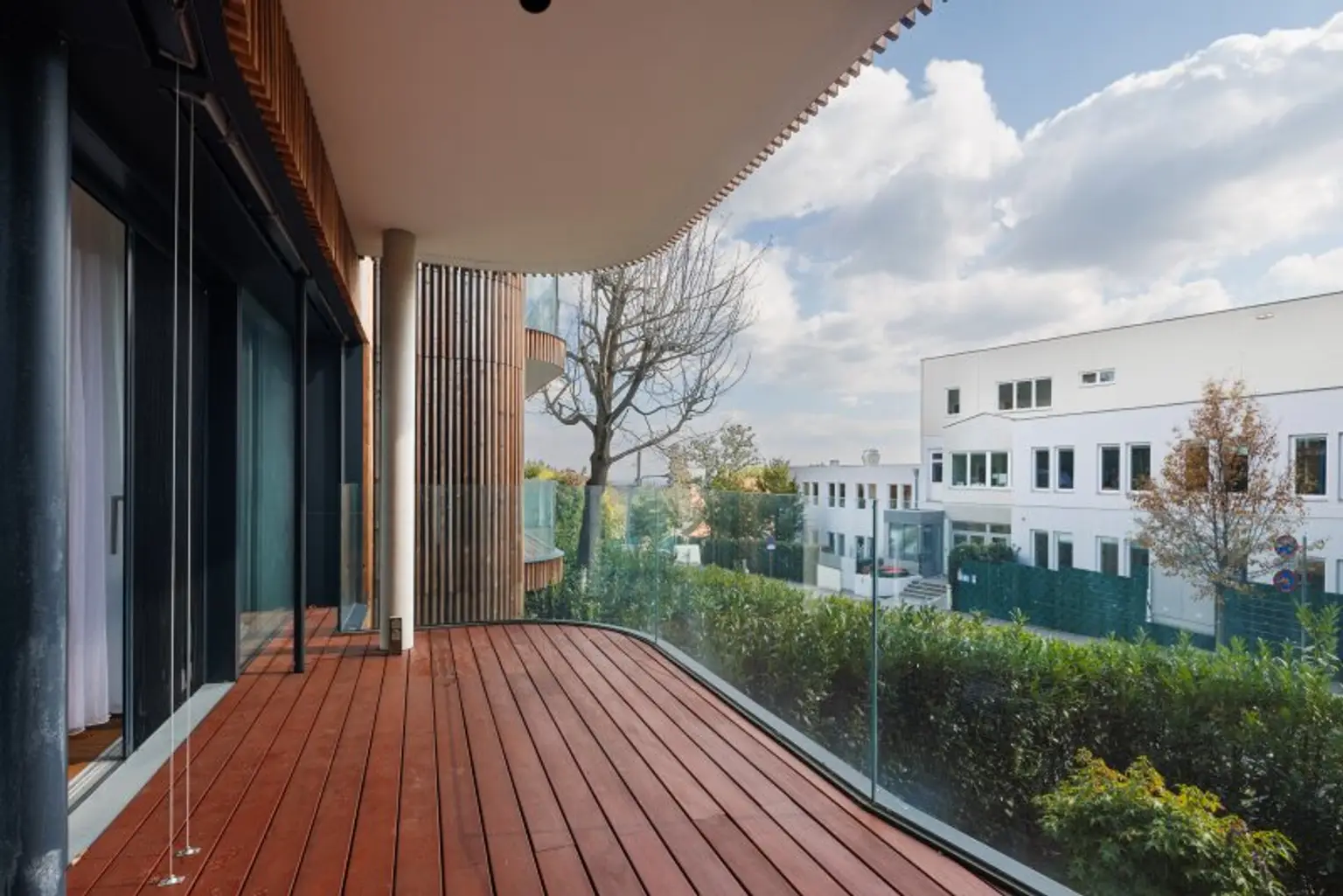 WOHNUNG mit 300 m² Privatgarten im 1190 Wien + Pool und Gym Nähe American Int. School