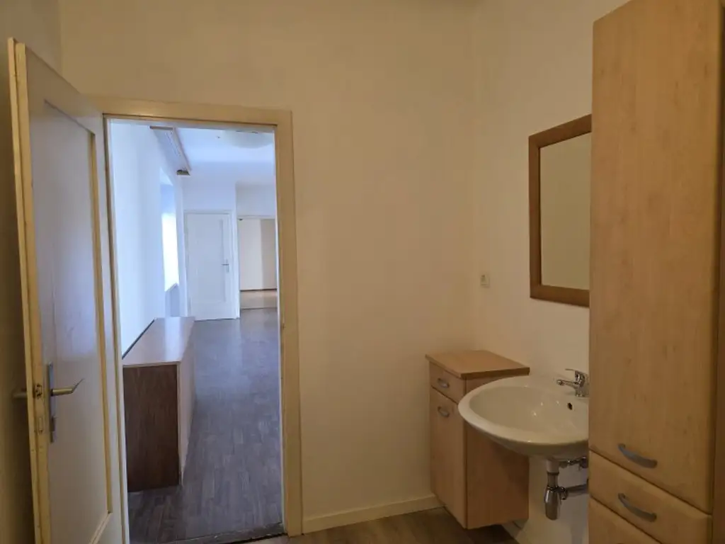 „NUR 25 MINUTEN von WIEN!“ EIN- ODER ZWEIFAMILIENHAUS – schönes ECKGRUNDSTÜCK