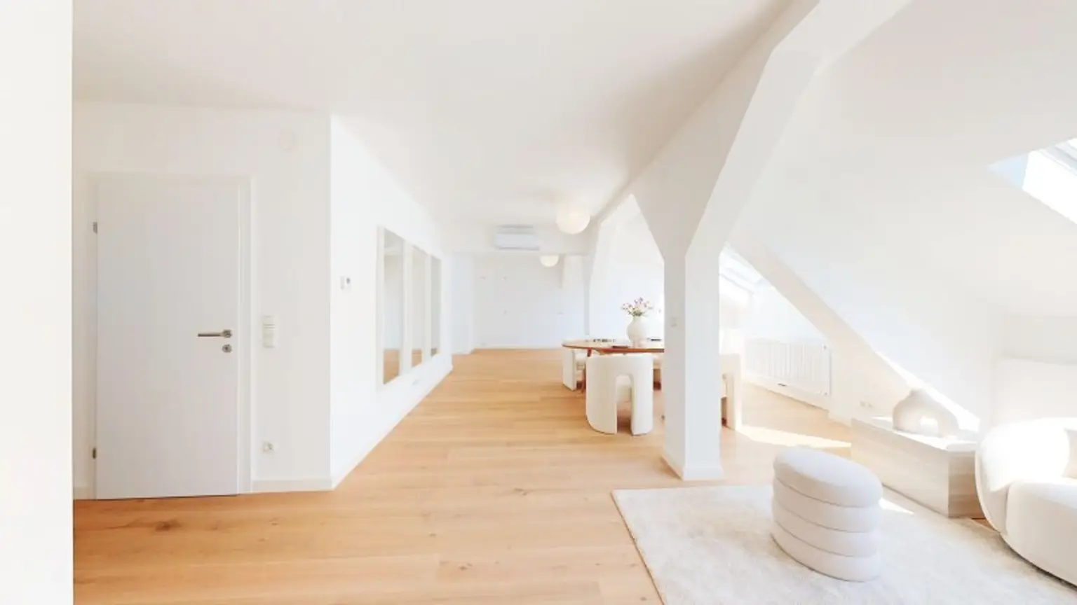 PROVISIONSFREI--Bezaubernde Dachgeschosswohnung | Erstbezug nach Sanierung | Klimaanlage | Terrasse | Lift
