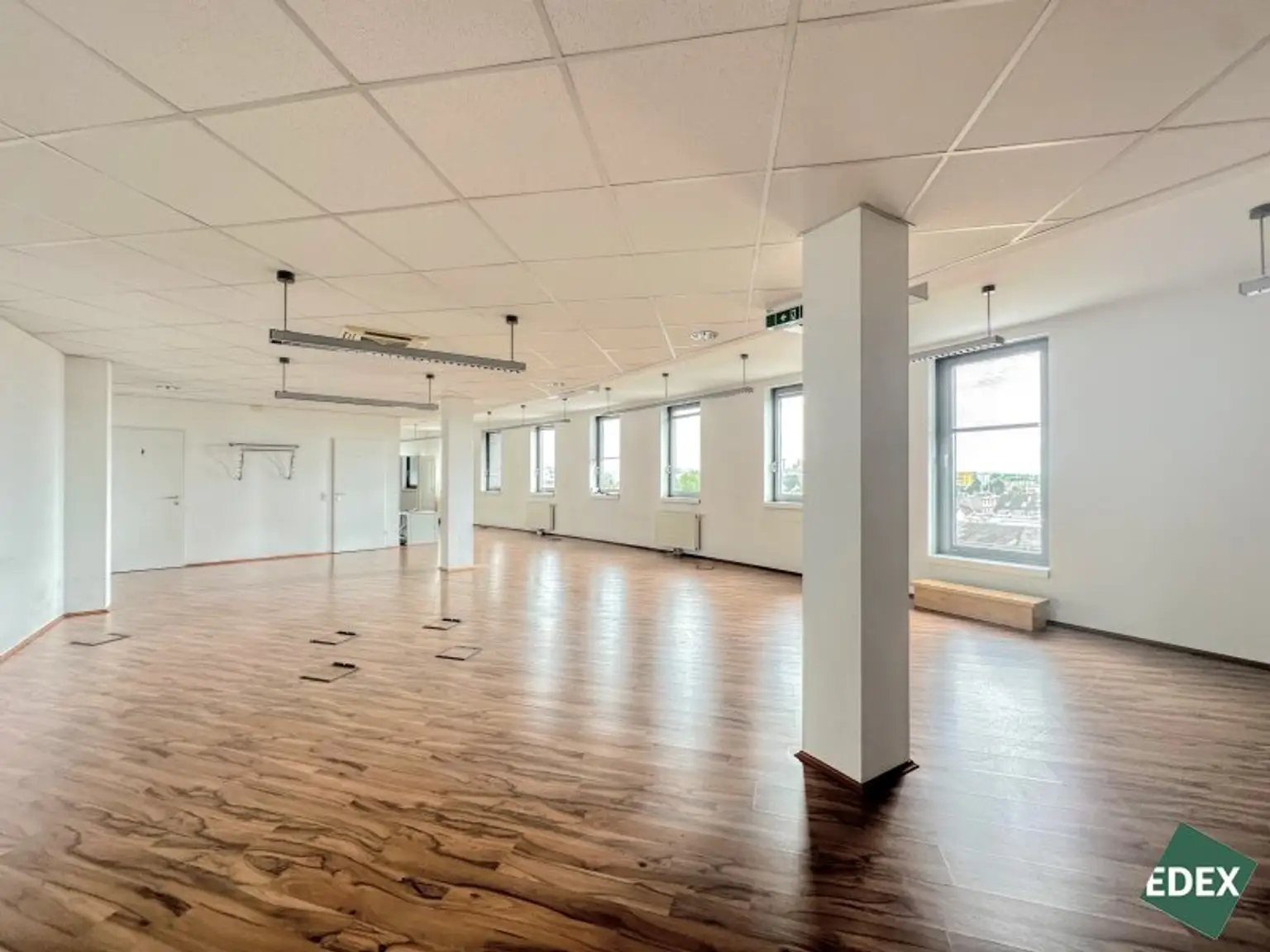 Modernes Büro mit guter Anbindung und Terrasse