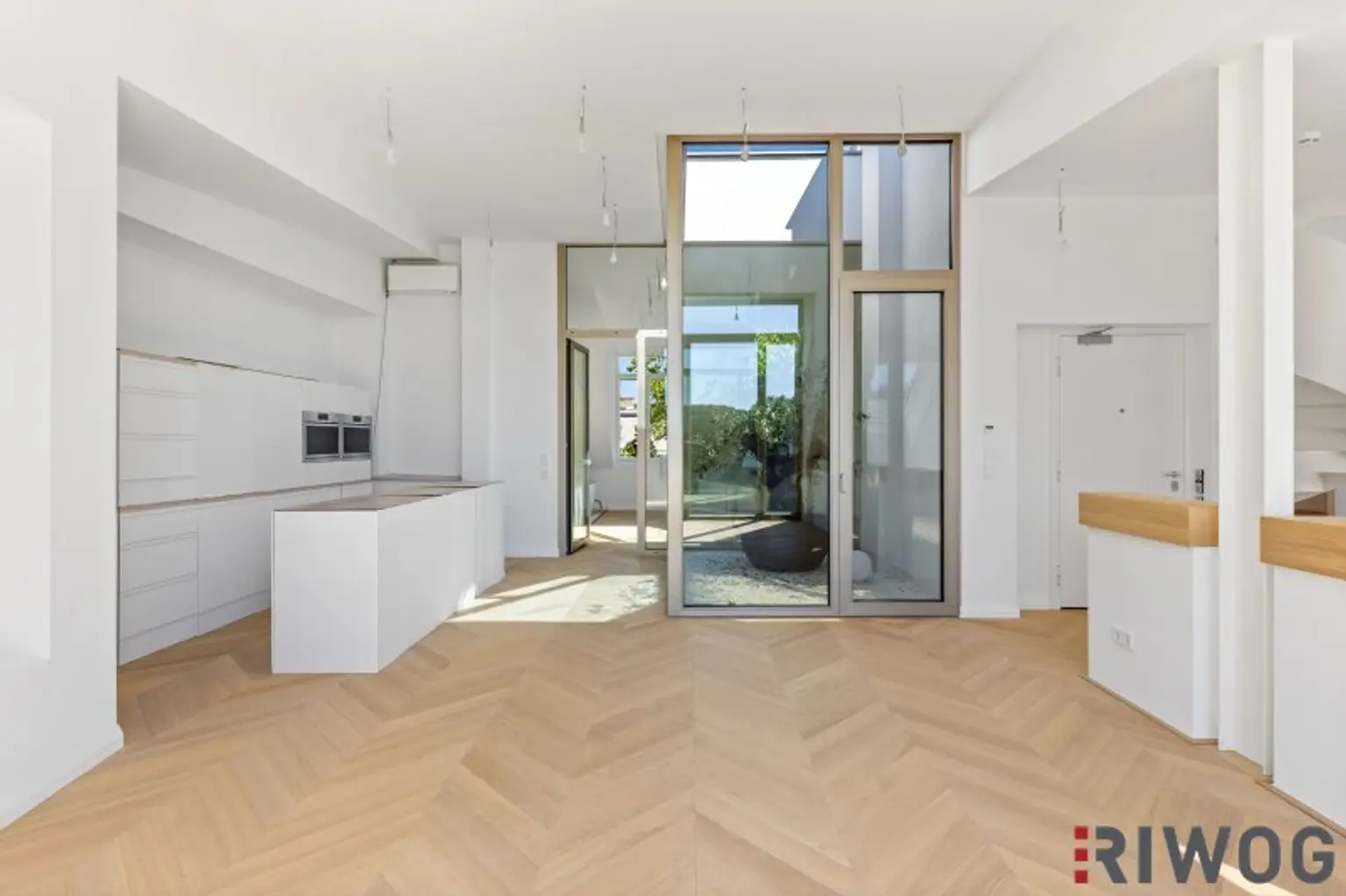 3,7m Raumhöhe im DG, Garage mit 2 Stellplätze, Atrium, Aufzug in die Wohnung und 360° Dachterrasse