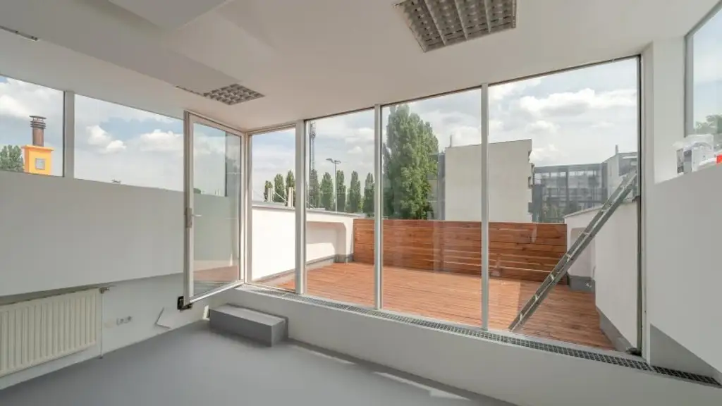 " Lagerhallen " Büroflächen " Freiflächen " UNBEFRISTET "