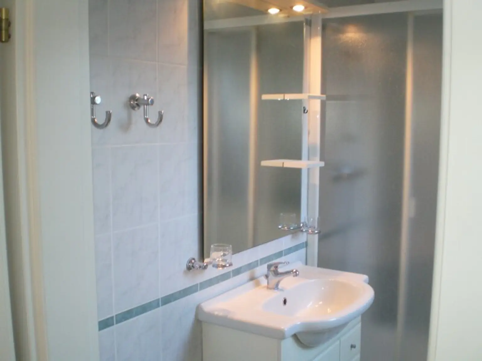 Bad mit Fenster, Dusche und Waschmaschinen-Anschluss