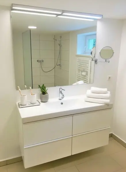 Badezimmer im Untergeschoss: KI generierte Dekoration