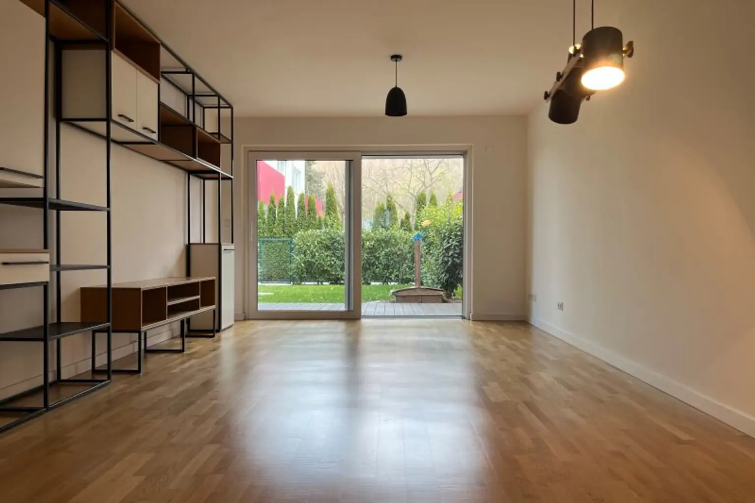 Wohnzimmer mit Ausgang auf Terrasse und in den Garten