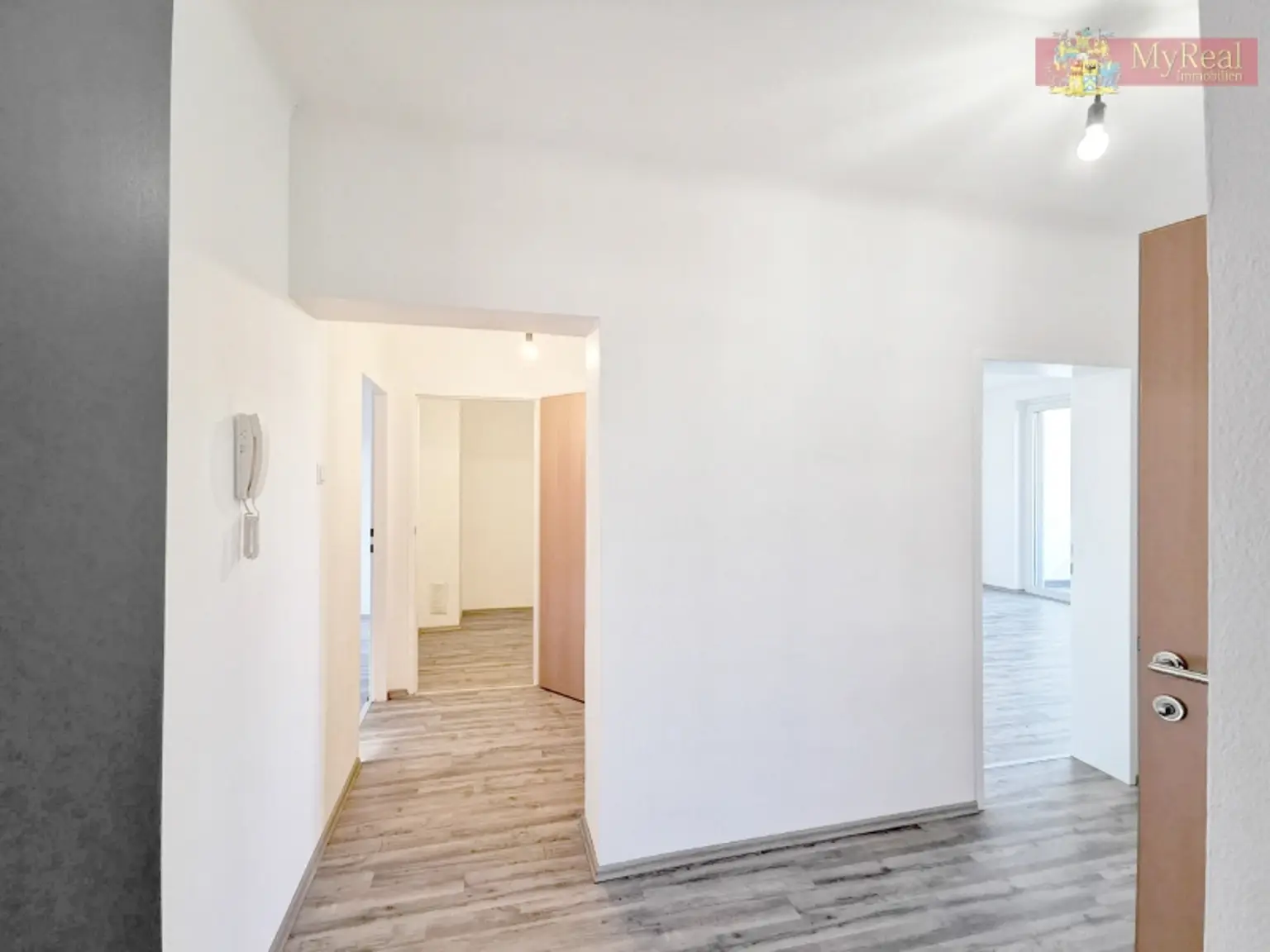 Sonnige  Generalsanierte 3 Zimmer  Wohnung in Grüne lage