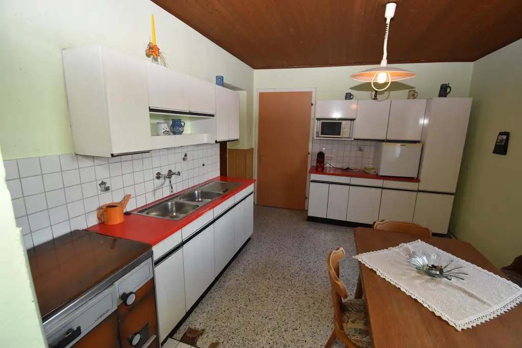 Zweifamilienhaus in ländlicher Alleinlage mit landw. Grundfläche