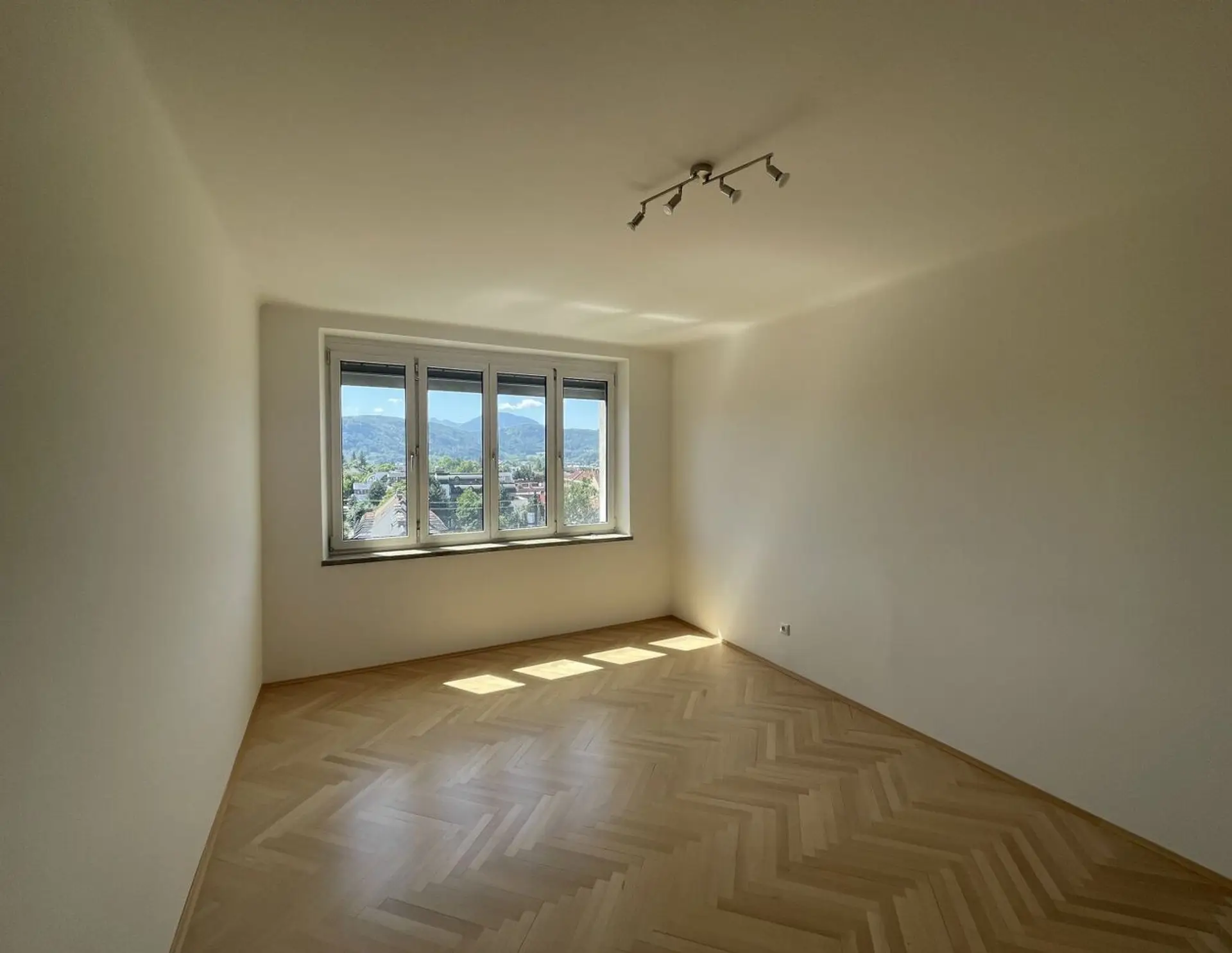 NEU - Sehr Schöne, Sanierte und Super Geschnittene 3-Zimmerwohnung mit Herrlichem Weitblick!