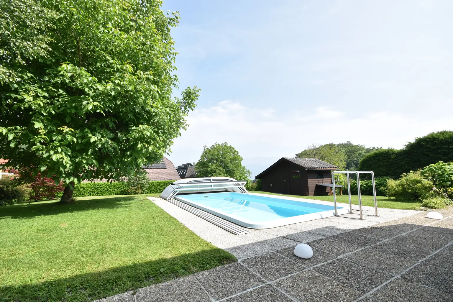 "TRAUMHAFTER BLICK AUF DEN ATTERSEE - Neu renoviertes Ferienhaus mit Einliegerwohnung und großem Garten"