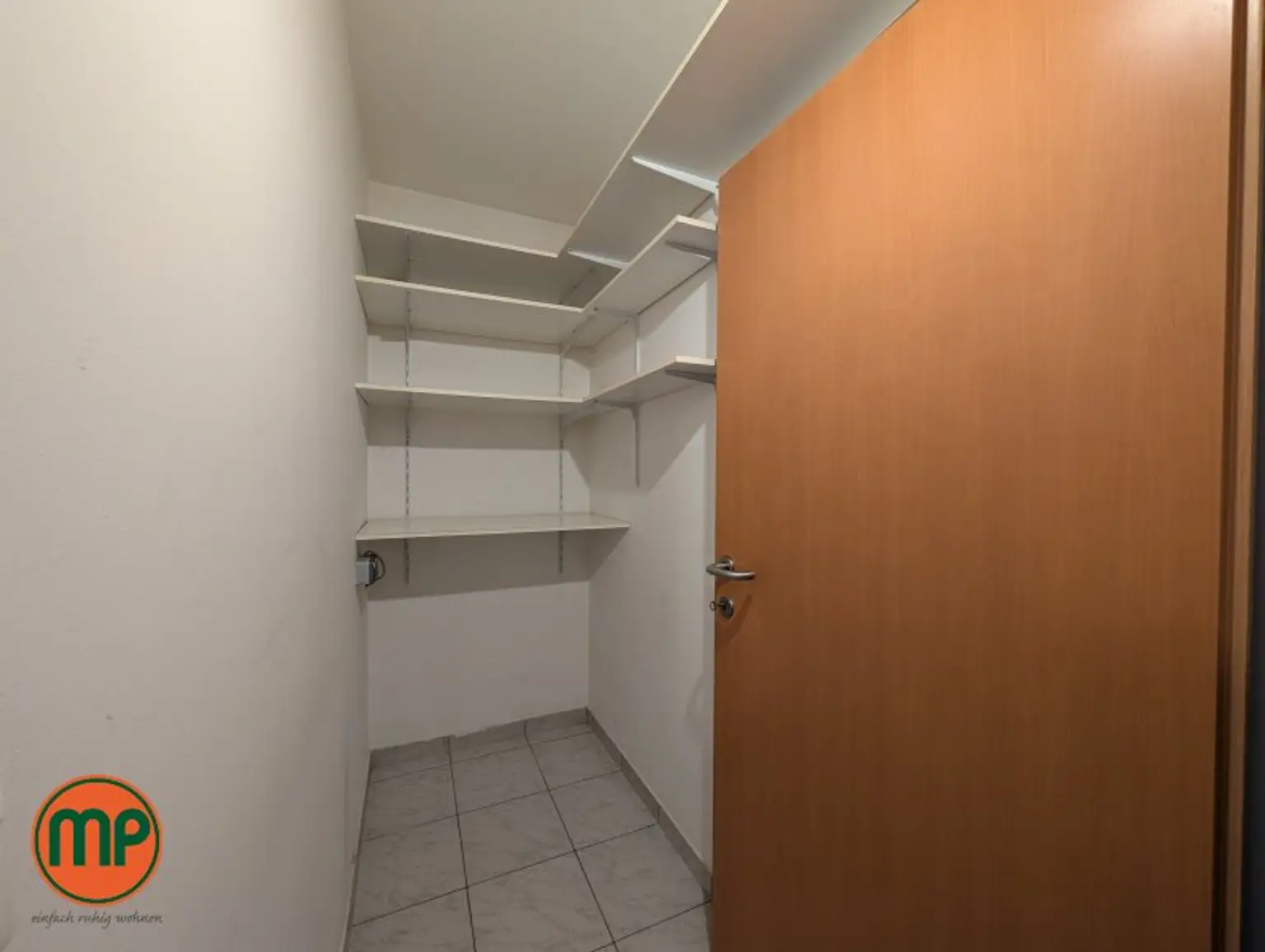 perfekte Raumaufteilung, riesiger Balkon und begehbarer Kleiderschrank sowie eine Garage