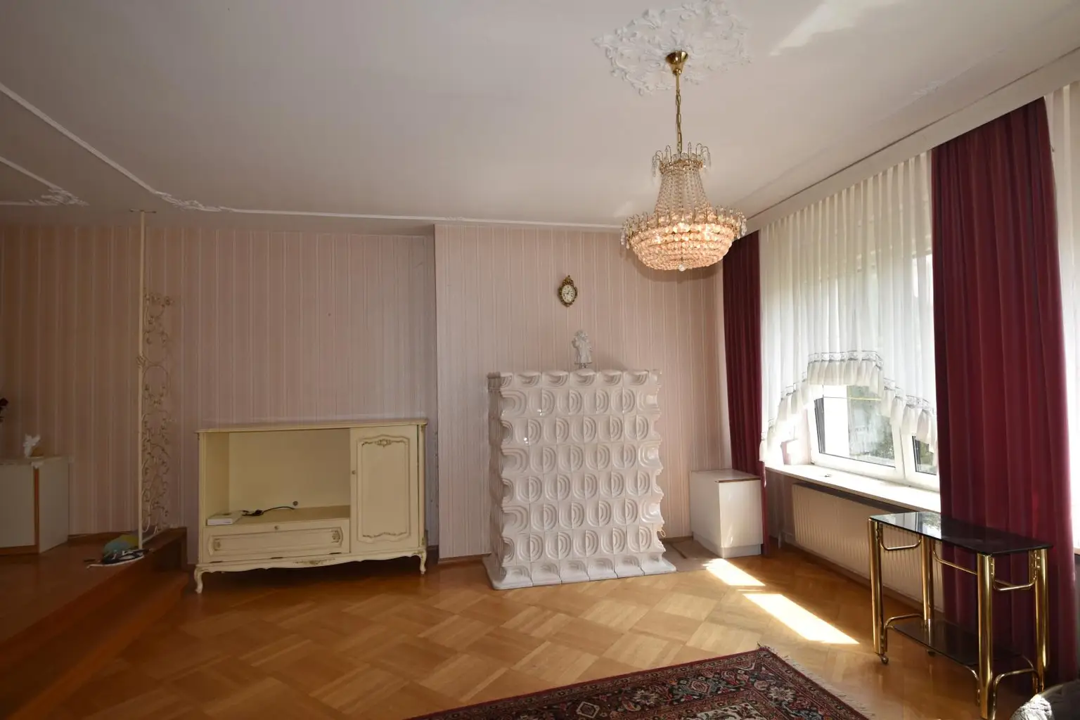 Wohnzimmer mit Kachelofen EG