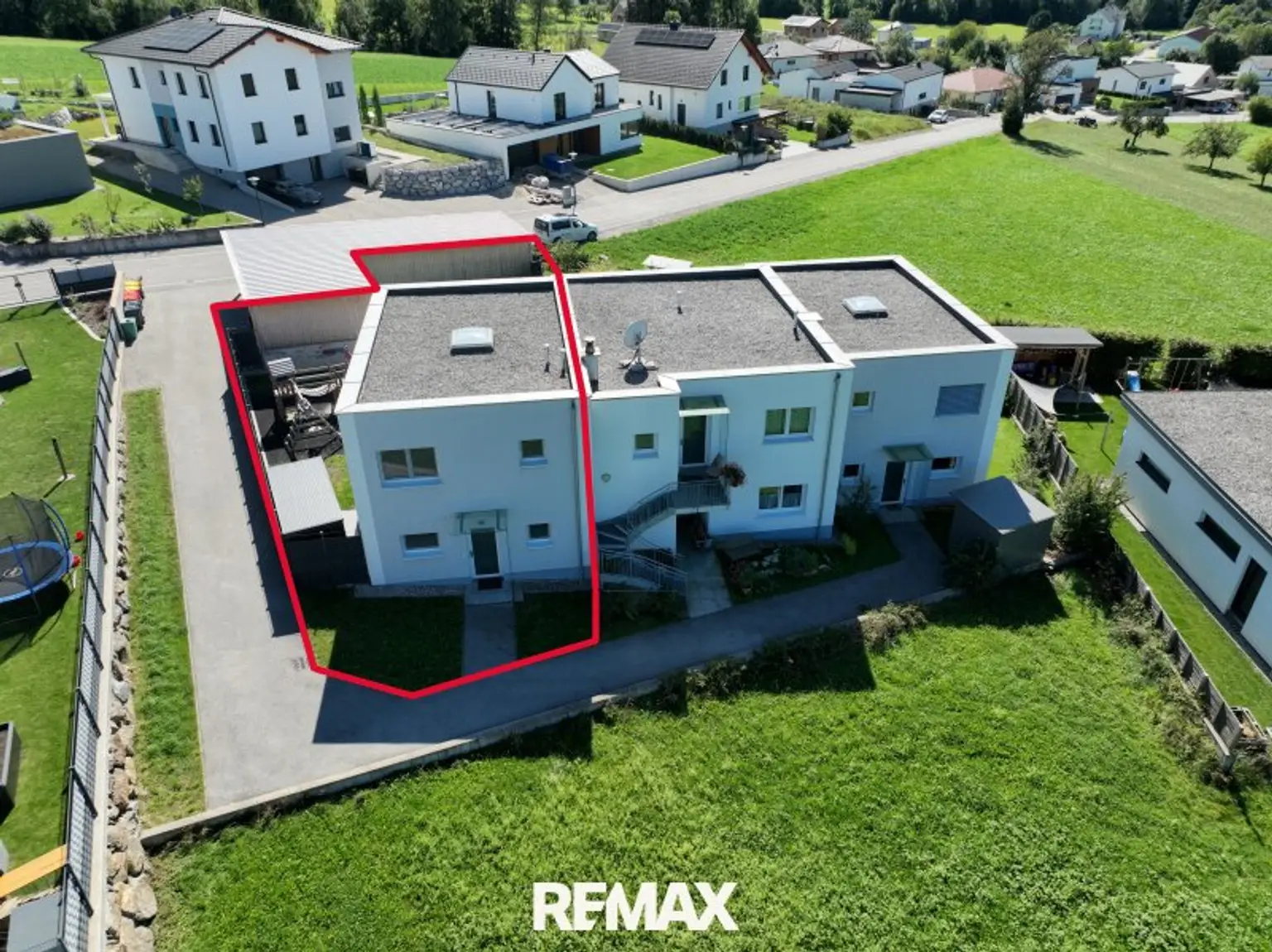 Eckreihenhaus mit Garten und Carport