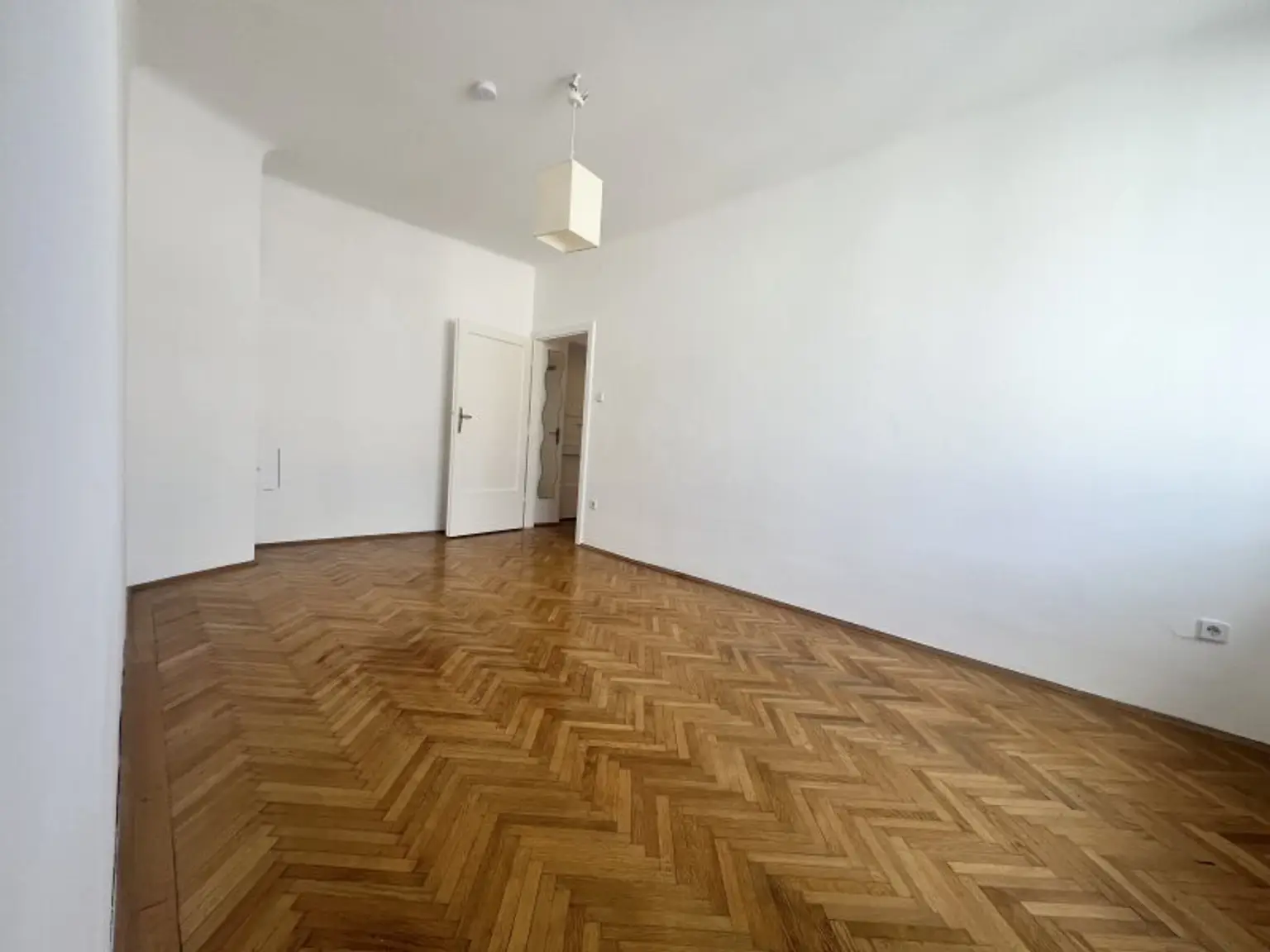 Wunderschöne 2 Zimmer Wohnung in ruhiger Seitenstraße zur Krottenbachstraße im 4. Liftstock