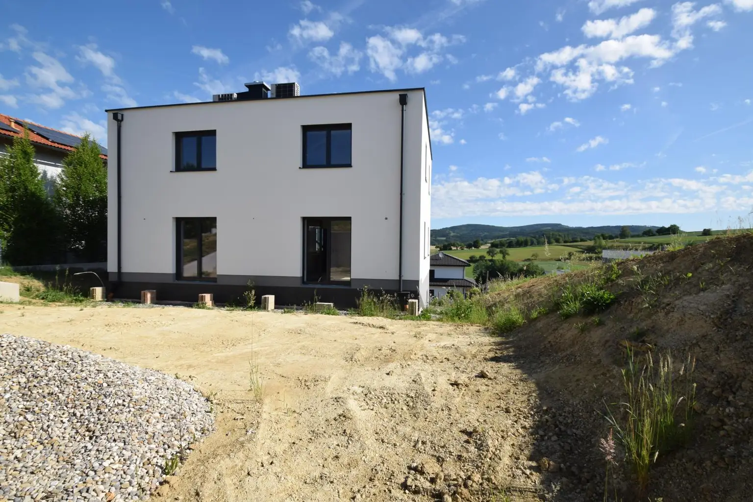 Blick vom Garten zum Haus