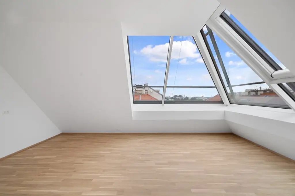 4-Zimmer-Dachgeschosswohnung (Massivbauweise) mit Terrasse und Dachterrasse in generalsaniertem Altbau