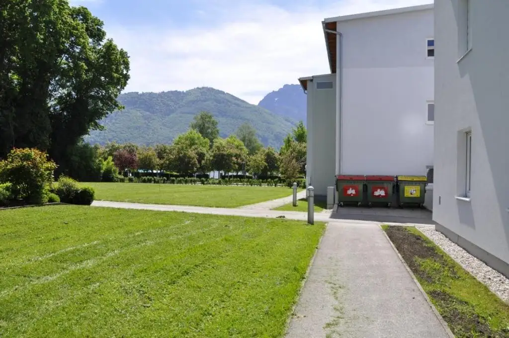 Moderne 4-Zimmer-Wohnung mit Eigengarten, in zentraler Lage und absoluter Seenähe!