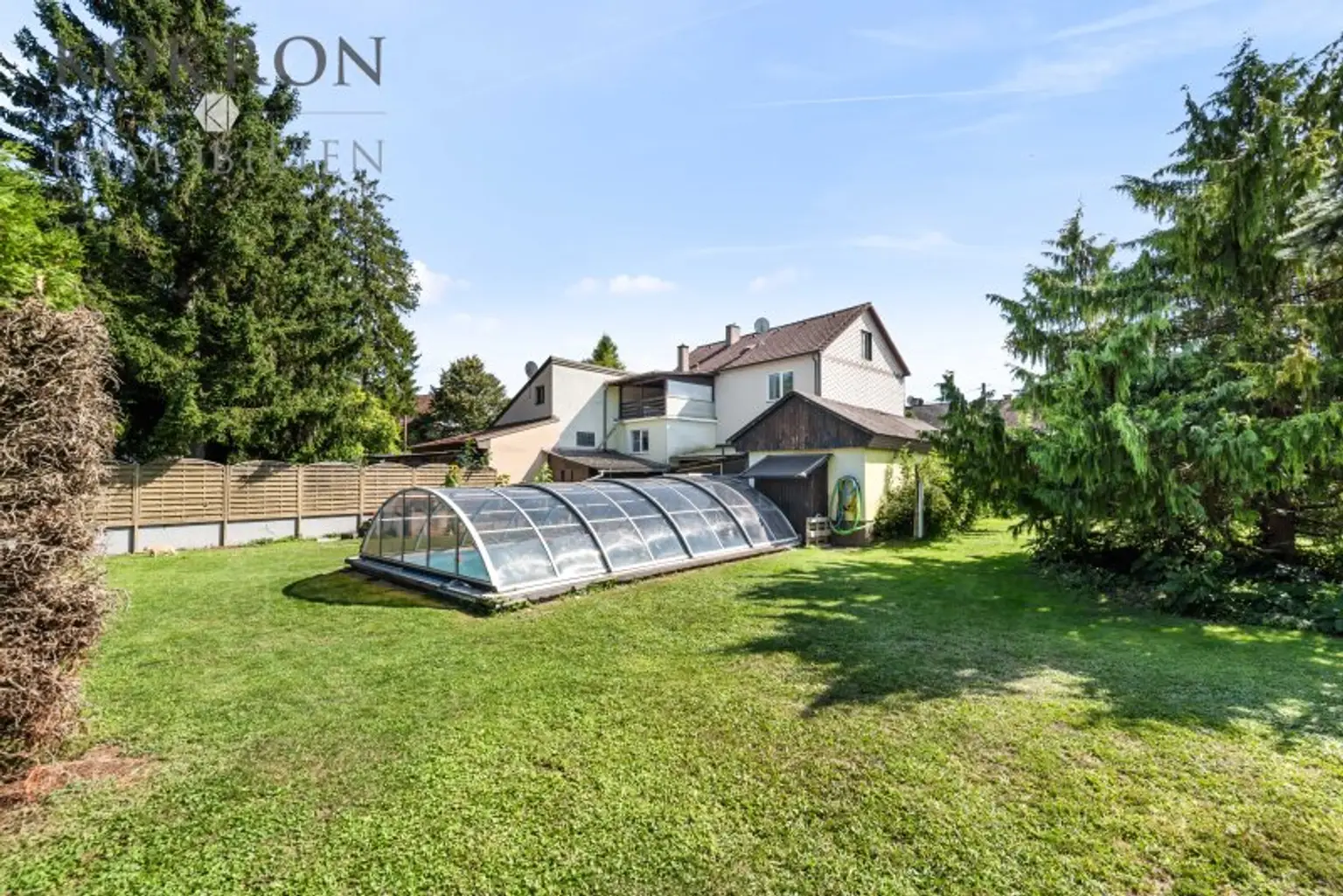 Mitten in der Natur! Willkommen in Ihrem neuen Zuhause, mit viel Freifläche, Pool und Raum für Ihre Ideen.