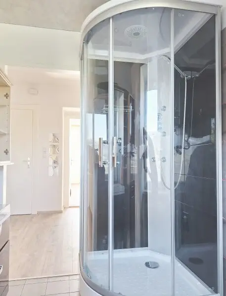 Sanierte  4 Zimmer Wohnung im Haus mit einem großen Garten