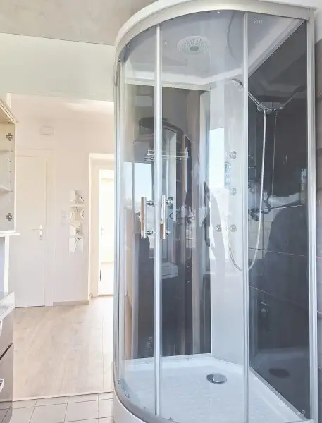 Sanierte  4 Zimmer Wohnung im Haus mit einem großen Garten