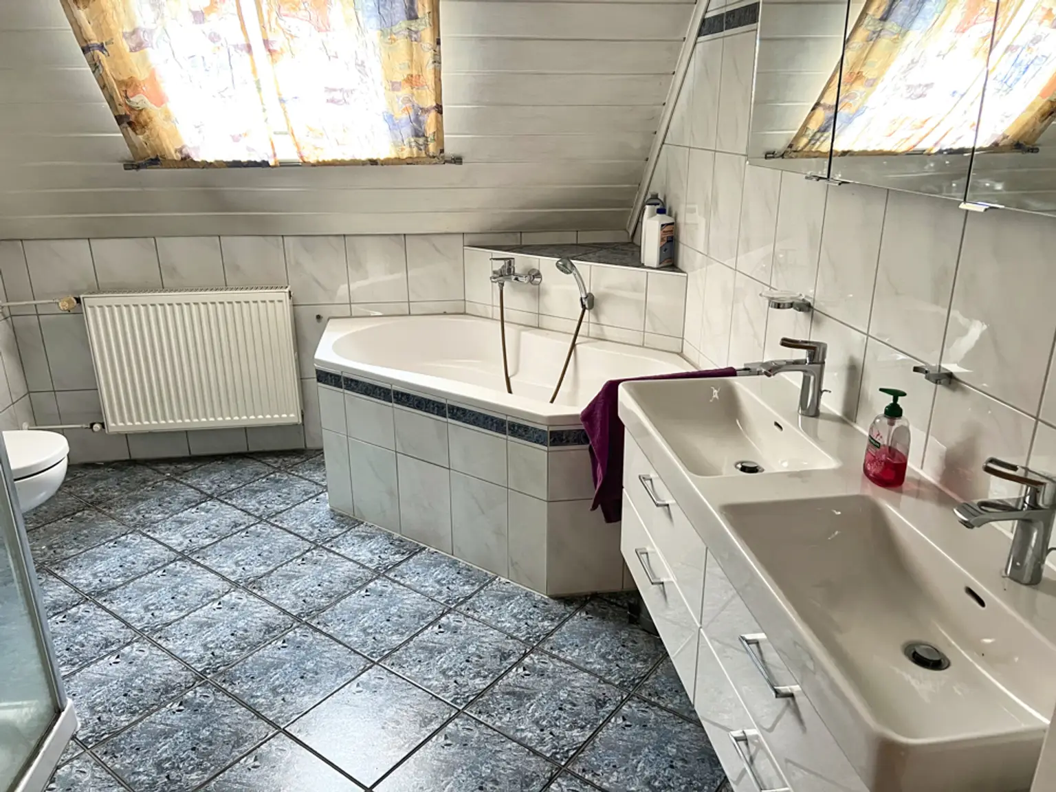 Alle unter einem Dach! Einfamilienhaus mit Einliegerwohnung & viel Platz!