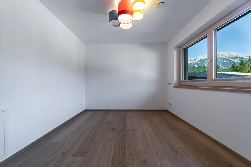 Exklusives Doppelhaus mit Gewerbefläche und Outdoor-Pool in sehr ruhiger Lage