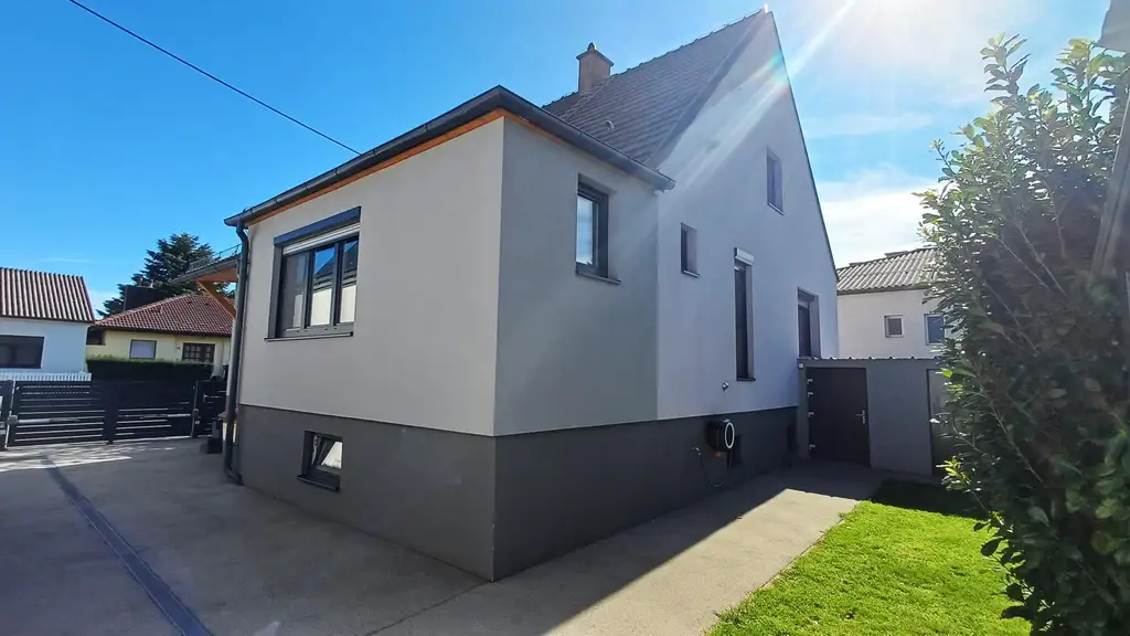 Vollkomfort Einfamilienhaus mit Pool, Sonnenterrasse und großem Garten