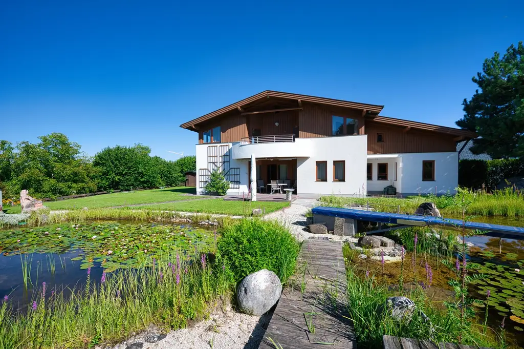 Exklusivität und Privatsphäre pur auf 2.610 m2 Grundfläche! Von der Terrasse in den Schwimmteich.