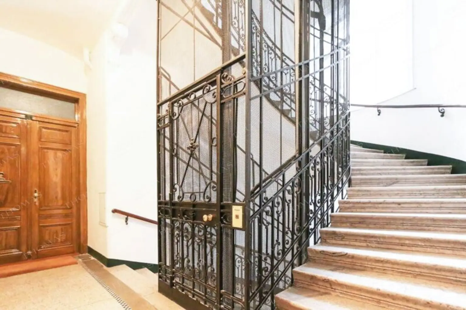 Elegant & zentral – Exklusiv möblierte Altbauwohnung im Servitenviertel