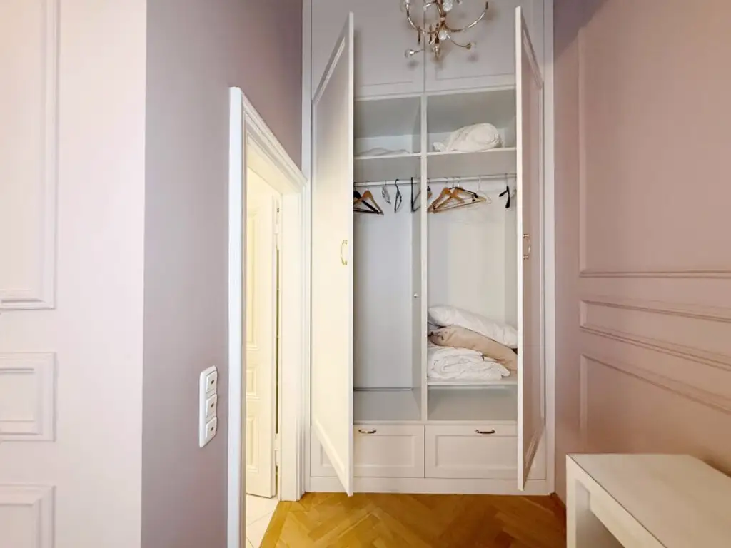 Fully furnished apartment - within walking distance to the 1st district, also available for short-term rentals.