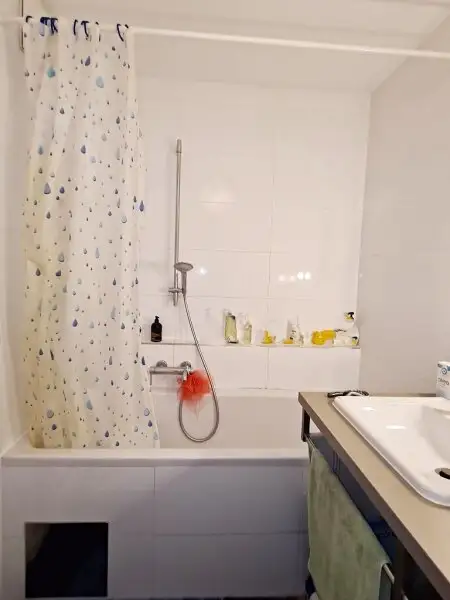 WAGRAMER STRASSE, sonnige 64 m2 Neubau mit 4 m2 Loggia, 3 Zimmer, Komplettküche, Wannenbad, Parketten, U1-Nähe