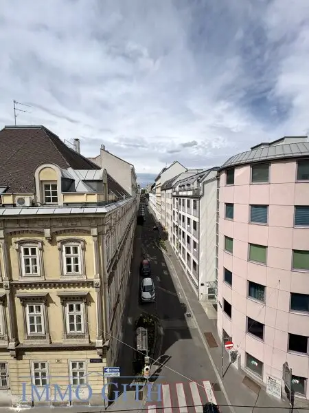 UNBEFRISTETE, GEPFLEGTE 1,5 ZIMMER-WOHNUNG MIT GEMEINSCHAFTSTERRASSE ZU MIETEN!