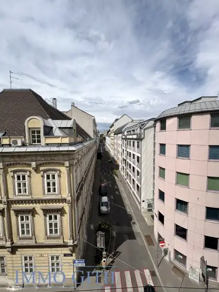 UNBEFRISTETE, GEPFLEGTE 1,5 ZIMMER-WOHNUNG MIT GEMEINSCHAFTSTERRASSE ZU MIETEN!