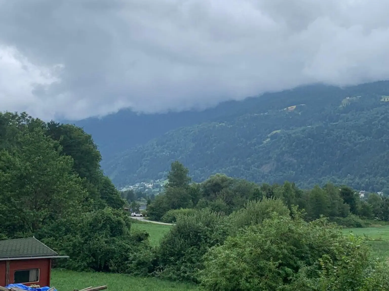 ebenes Baugrundstück  1159 m² -  Alt Ossiach  - ohne Bauverpflichtung - Mit weißer Gartenhütte  : )