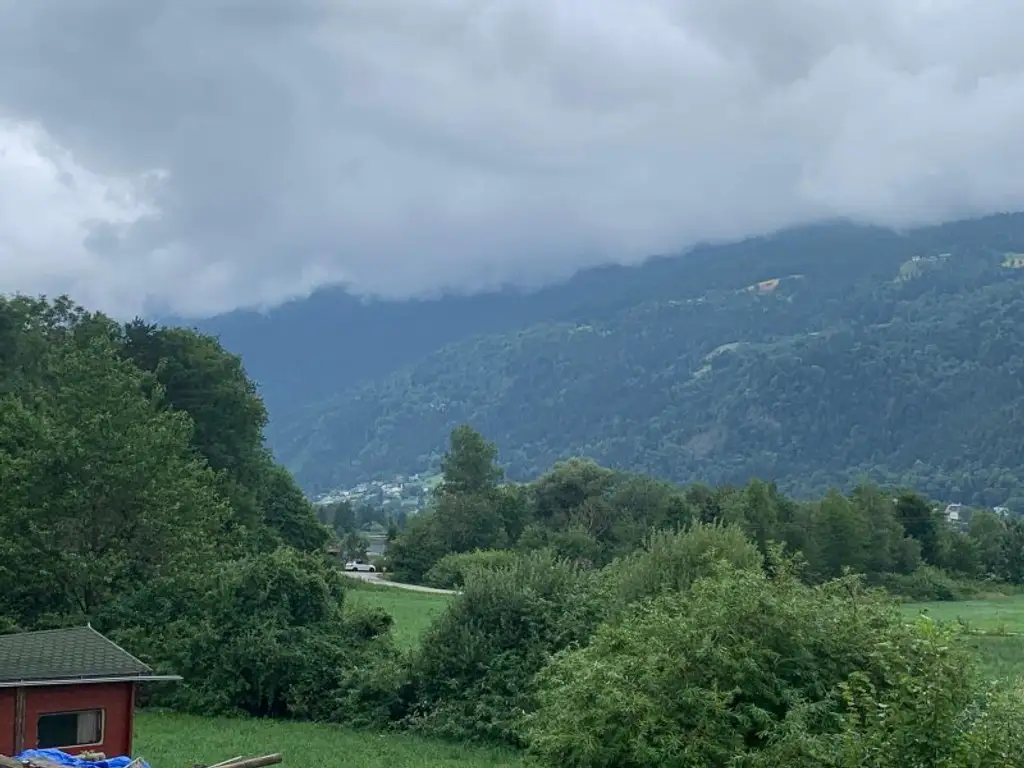 ebenes Baugrundstück  1159 m² -  Alt Ossiach  - ohne Bauverpflichtung - Mit weißer Gartenhütte  : )