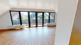 Wohnbereich mit Blick auf den Balkon - OG