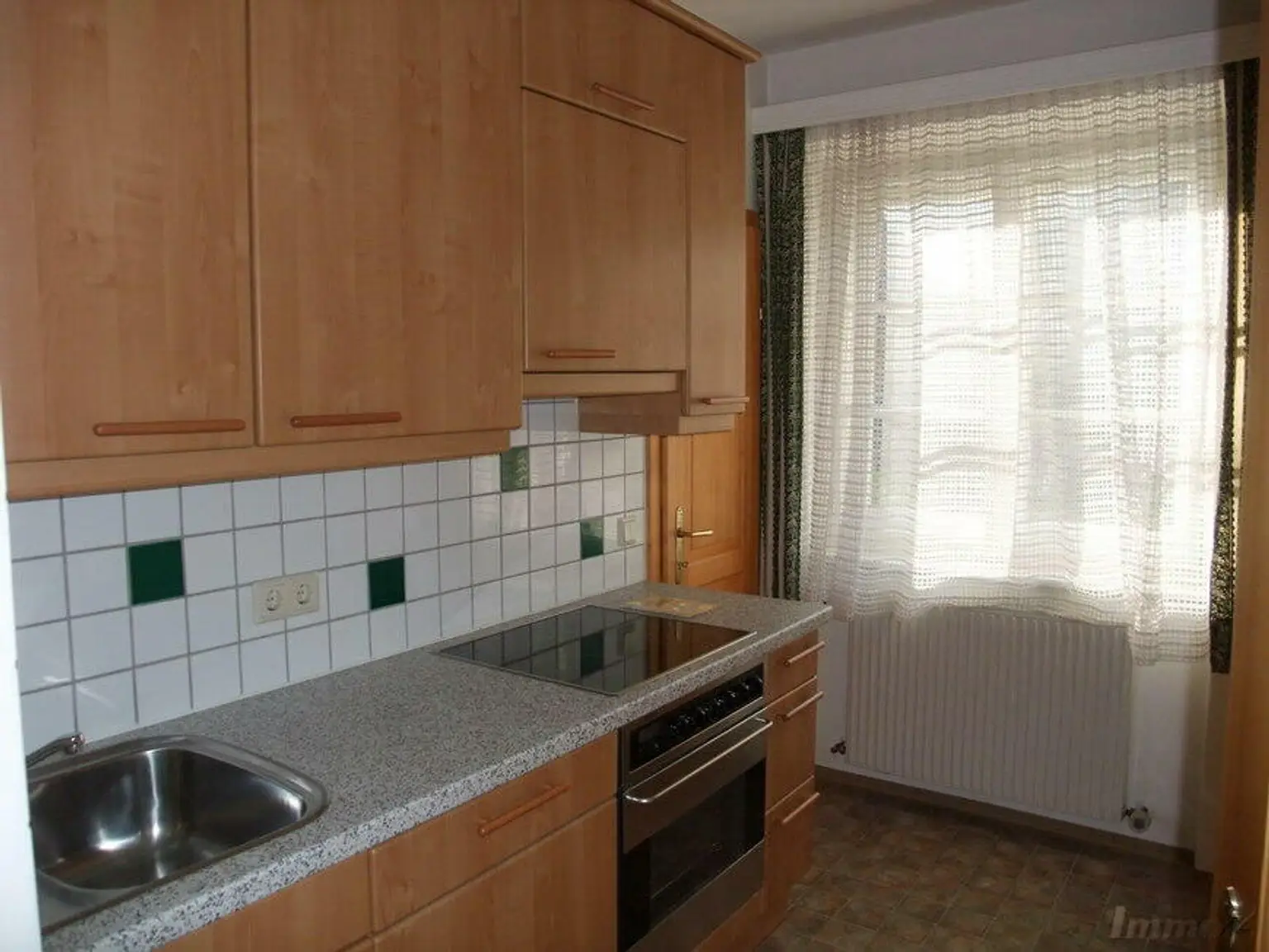 Küche mit Abstellraum