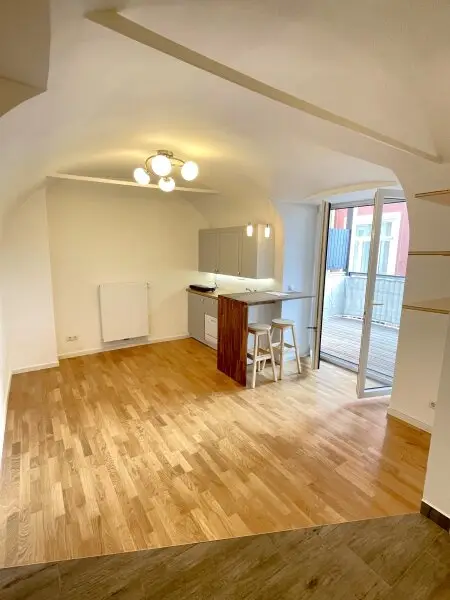 Wohnküche mit Blick auf Balkon