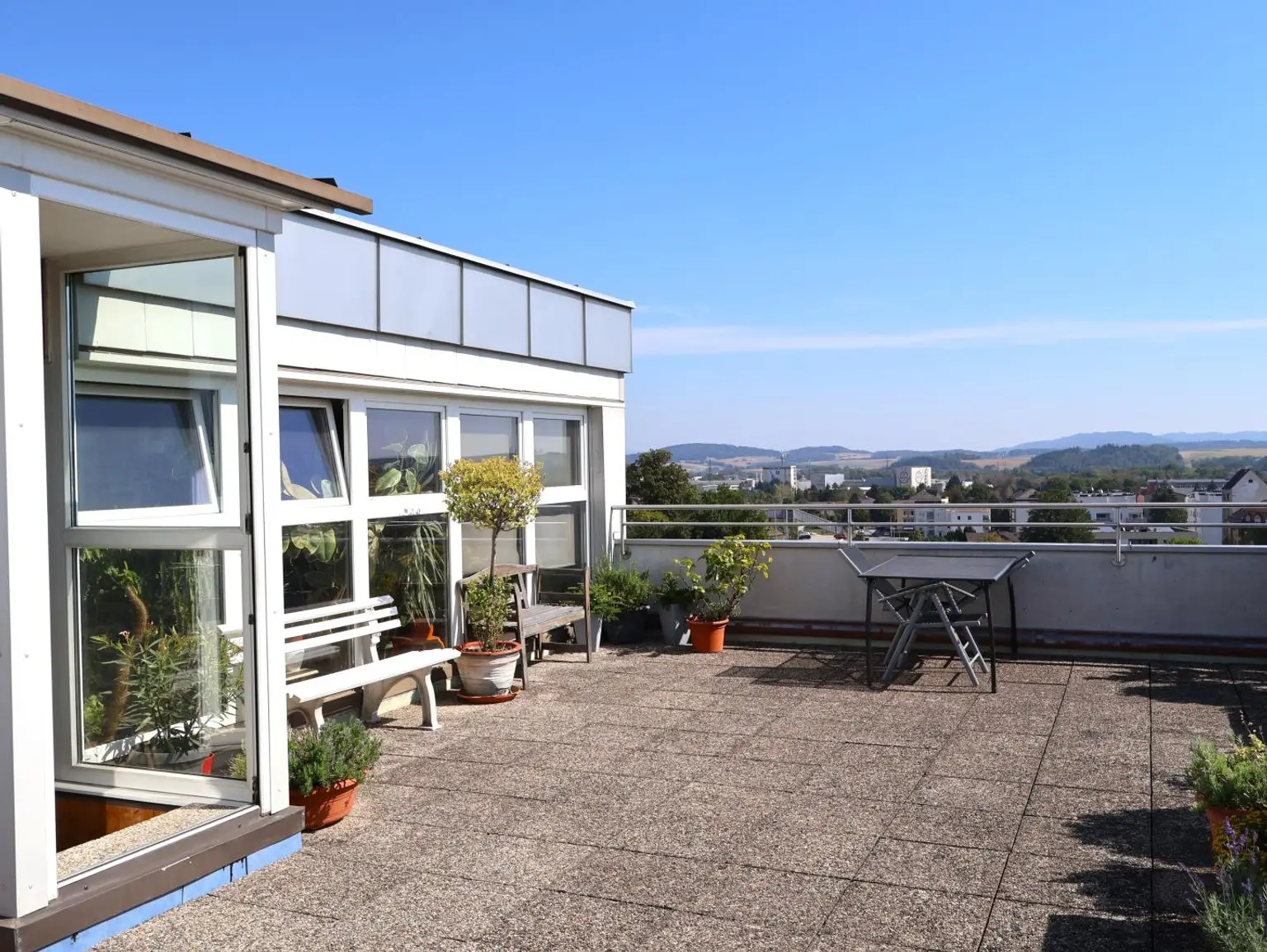allgemeine Dachterrasse mit Aufenthaltsraum