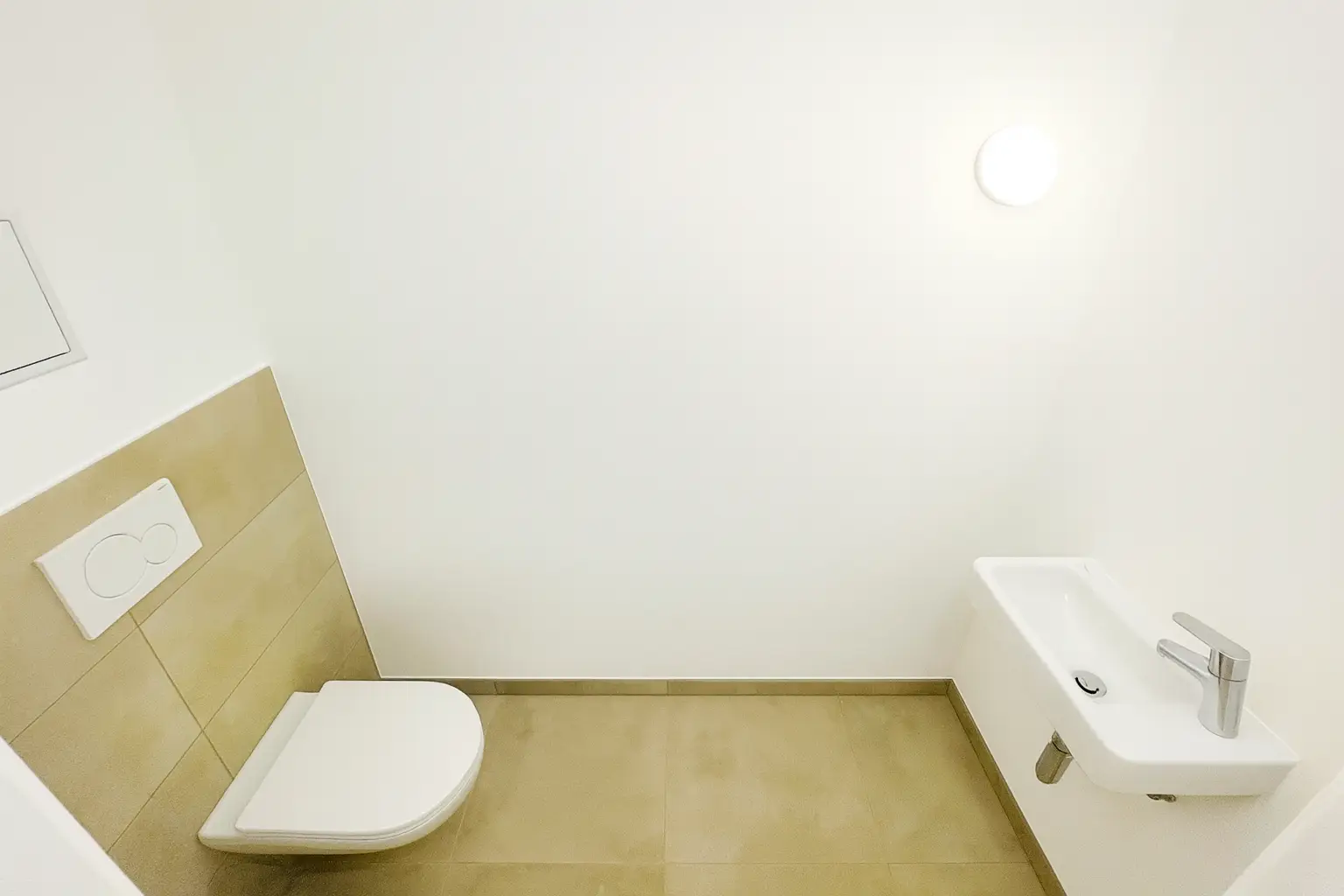 Wohnen, wo die Stadt ausatmet – 2 Zimmer mit Loggia ins Grüne