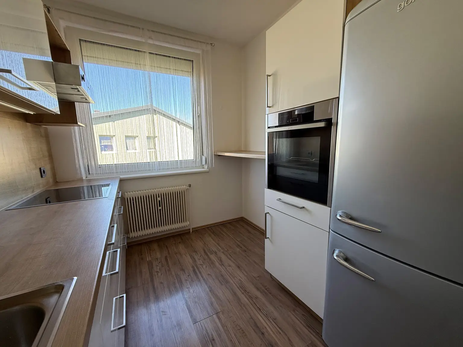 Küche mit Geräten und großem Kühlschrank