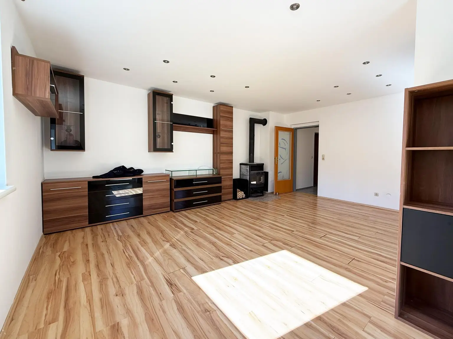 Wohnzimmer mit offener Küche