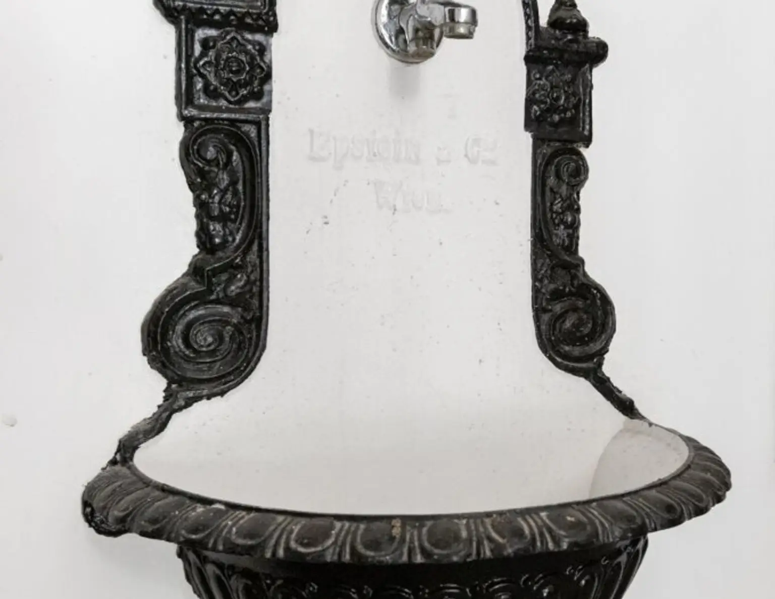 INVESTMENT IN BESTLAGE NÄHE 1. BEZIRK | Unbefristet vermietete Altbauwohnung mit baubewilligter Loggia | Repräsentatives Jahrhundertwendehaus | 3.OG