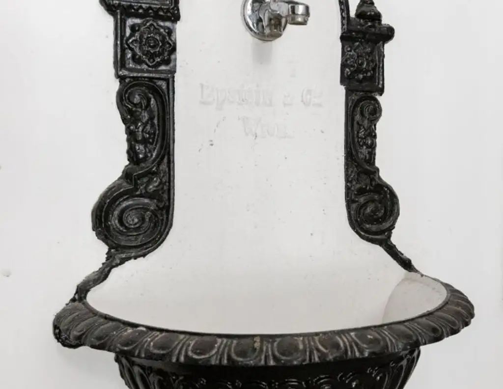 INVESTMENT IN BESTLAGE NÄHE 1. BEZIRK | Unbefristet vermietete Altbauwohnung mit baubewilligter Loggia | Repräsentatives Jahrhundertwendehaus | 3.OG