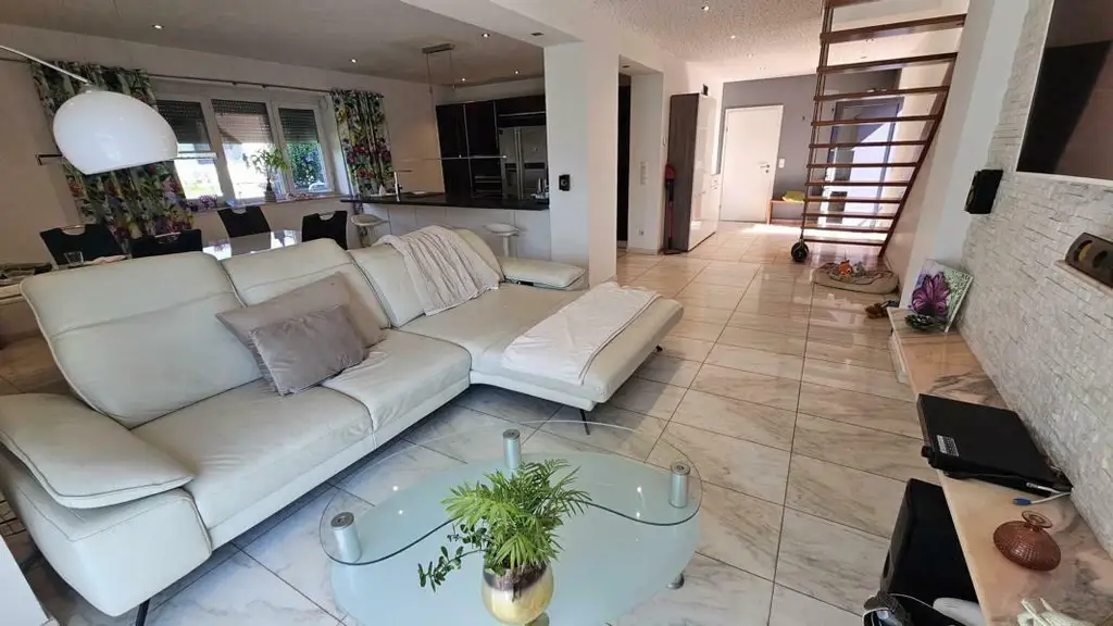 ** Großzügiges & edel saniertes Stadthaus ** Hochwertige Ausstattung ** 3 Bäder ** Einliegerwohnung ** absolute Ruhelage **