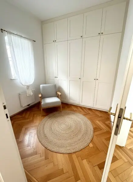 Schrankraum mit KI-Einrichtung